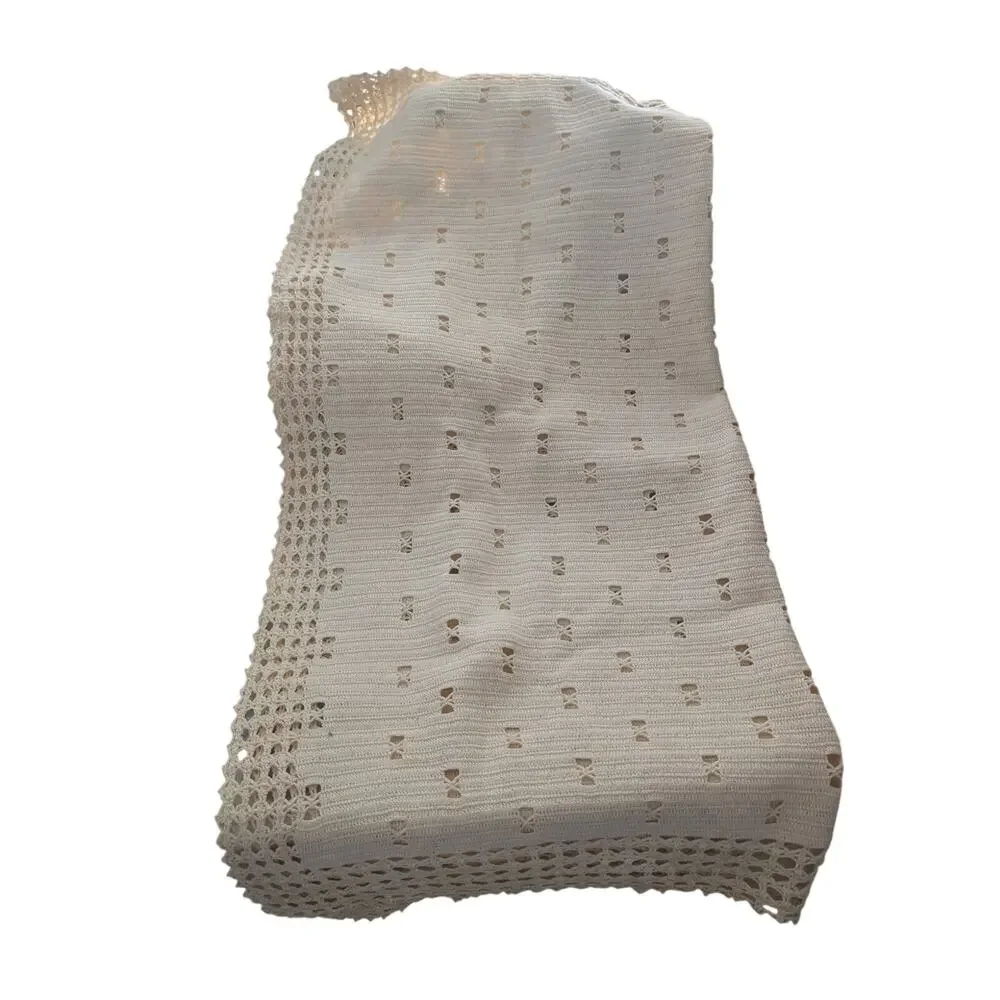 VINTAGE CREAM COTTON GEOMETRIC CROCHETED SMALL TABLECLOTH, W/ BONUS: 6 DOILIES!